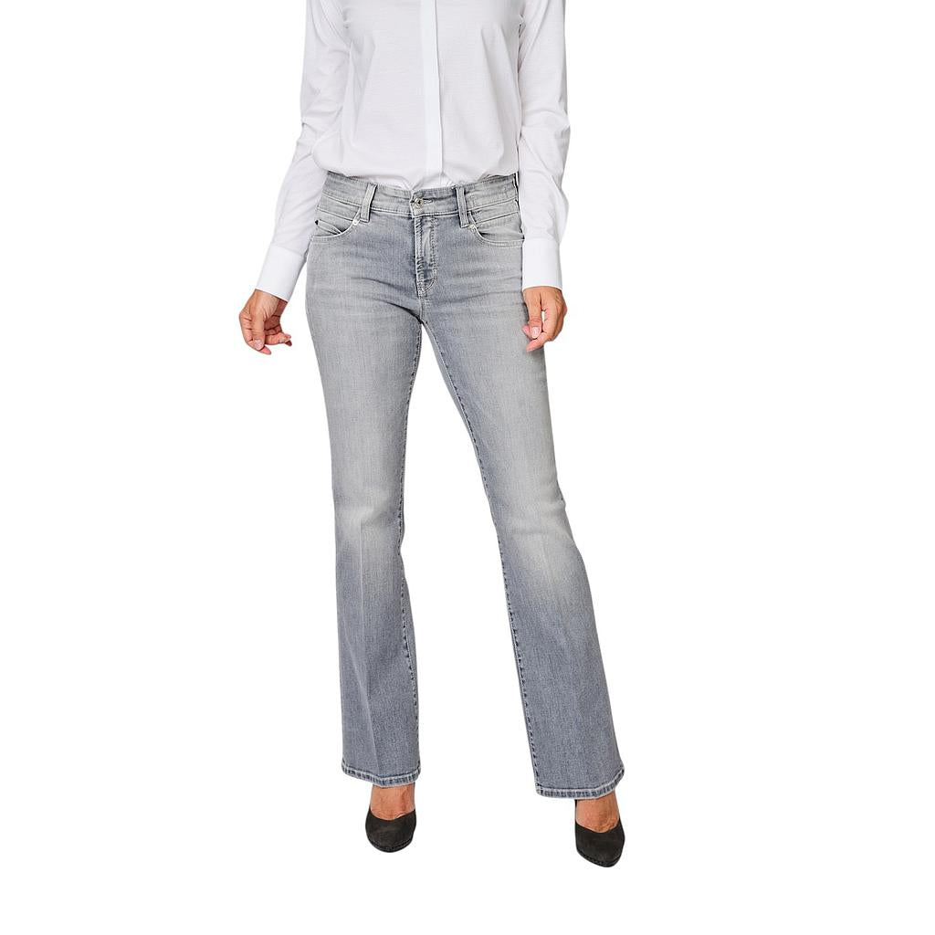 cambio-vaqueros-mujer-gris-parís-acampanados
