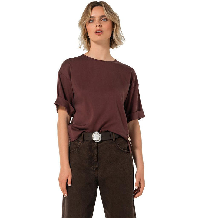 Caroline Biss damebluse bordeaux, set forfra på model