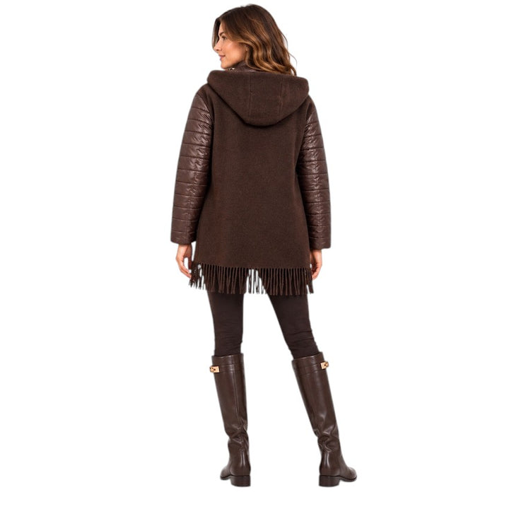 Herno chaqueta de mujer con capucha marrón — vista trasera en modelo