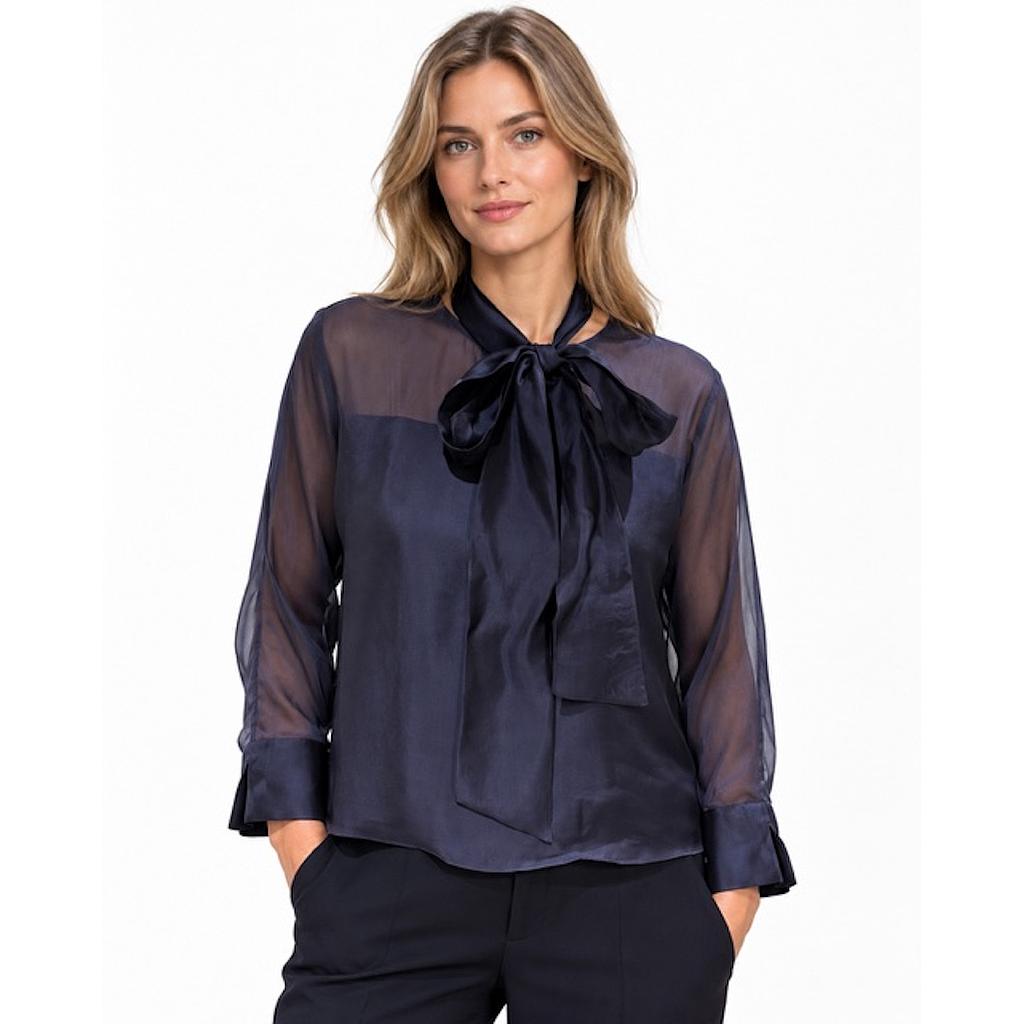 Natan marineblå FLAIR-damebluse med halssløjfe og transparente ærmer, set forfra på model