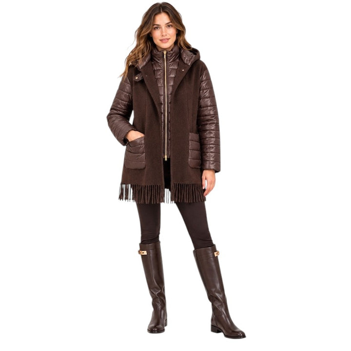 Herno chaqueta de mujer con capucha marrón — vista frontal en modelo